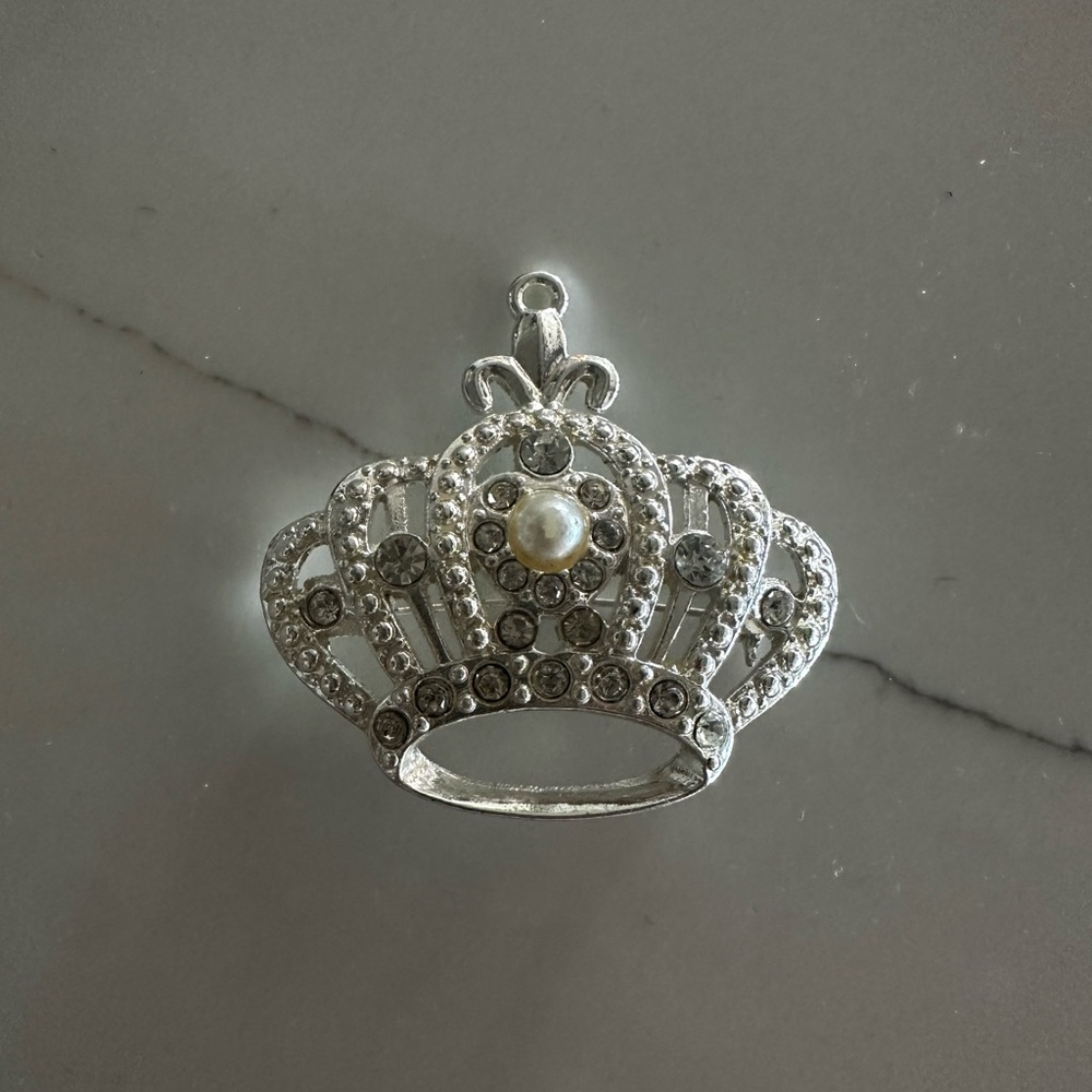 Elegant Silver Crown Pendant ZTA